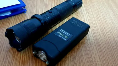 Doi adolescenți au semănat teroare într-o stație de autobuz din Târgoviște: Au speriat mai multe persoane cu ajutorul unor aparate de electroșocuri