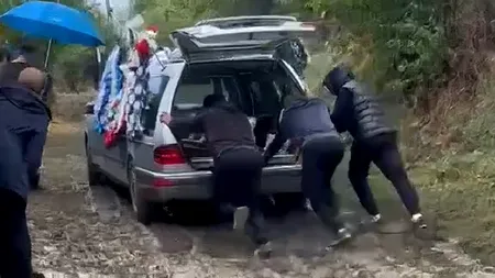 Cu mortul, prin noroi, spre cimitir, într-un sat din Vaslui. Cum răspunde primarul despre drumurile de pământ din localitate