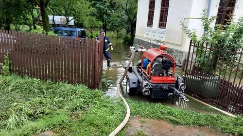 O furtună puternică a făcut ravagii în Argeș. Case și curți inundate în Câmpulung, mașini distruse în Curtea de Argeș (FOTO-VIDEO)