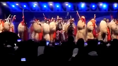 DELIR POLITIC și instigare la violență la un festival de Sărbători la Suceava. „Urşii de la Rotunda”: „Pregătiţi topoarele, pregătiţi şi furcile!”