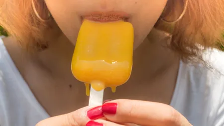 Canicula face victime: Doctori dintr-o țară europeană, nevoiți să le atragă femeilor atenția că nu e bine își bage înghețată pe băț în zonele intime pentru a se răcori