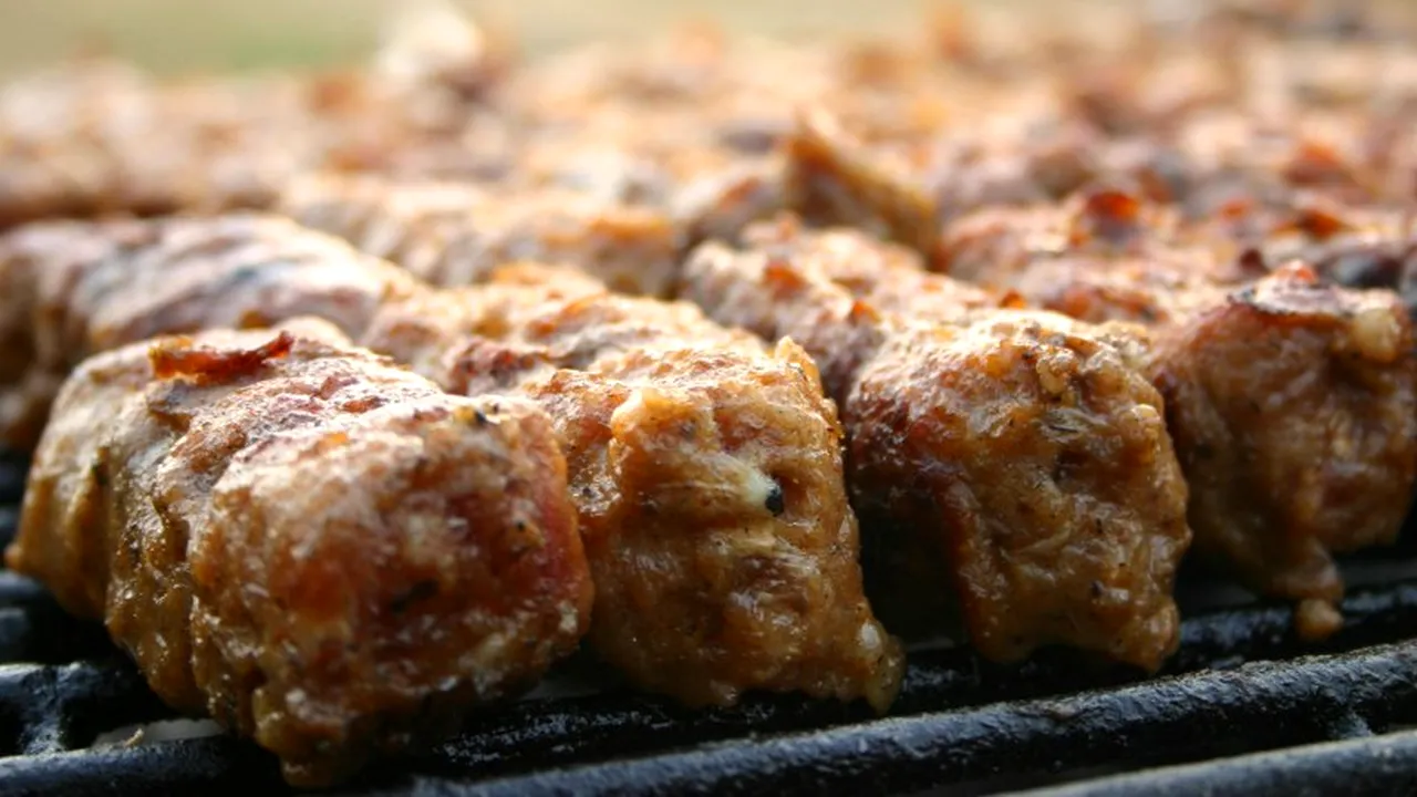 Sute de caserole cu mici infectați cu salmonella, găsite în depozitul unui supermarket