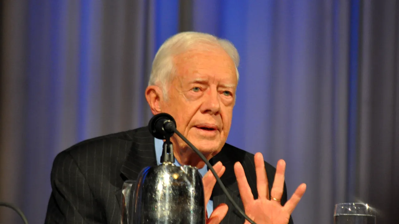 La 92 de ani, fostul președinte american, Jimmy Carter, construiește case pentru cei săraci. VIDEO
