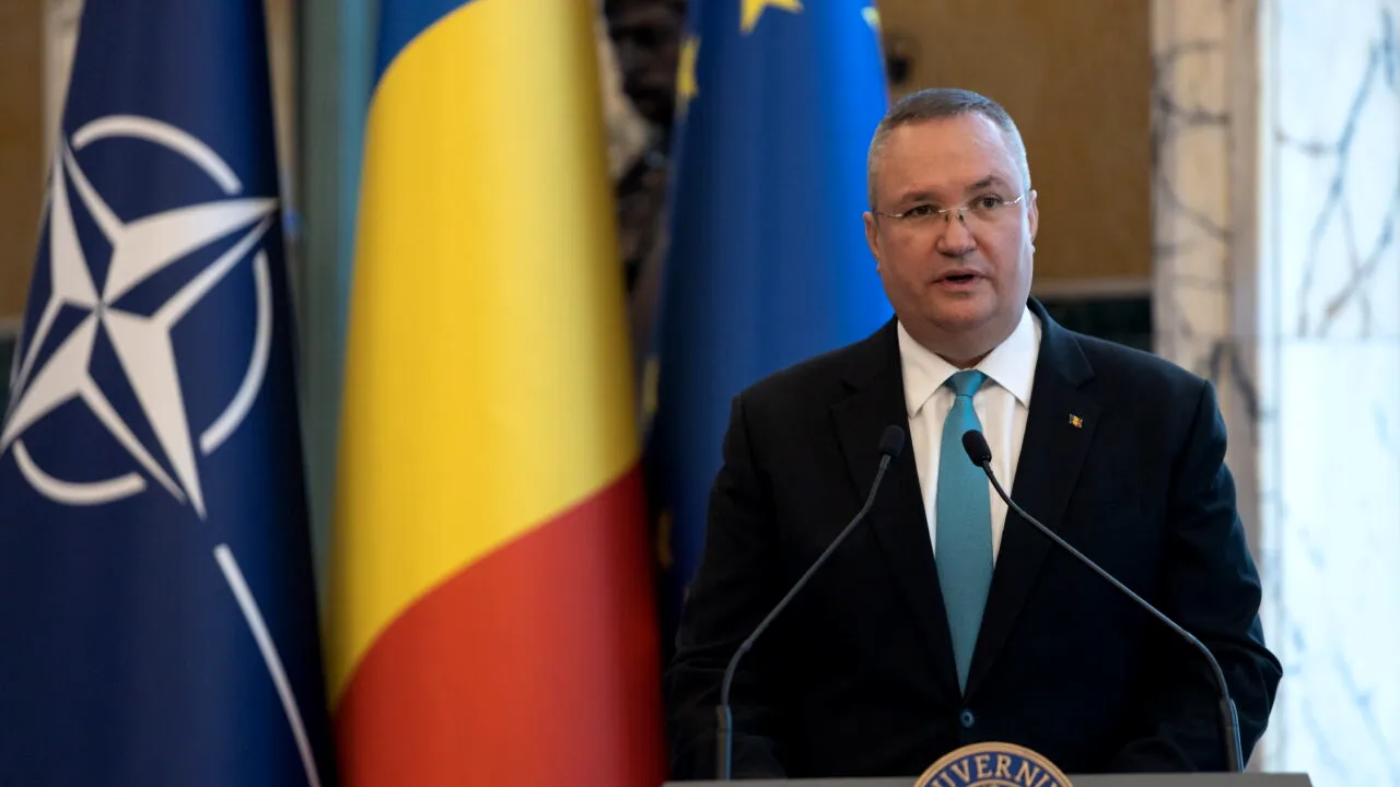 Sediul GUVERNULUI, iluminat în culorile drapelului Ucrainei. Nicolae Ciucă: „Vom continua să susţinem obiectivul de pace şi libertate al Ucrainei”