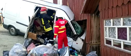 Accident cumplit în Suceava: Un mort și un rănit după ce un microbuz de marfă a intrat într-o casă - FOTO / VIDEO