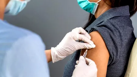 Zeci de persoane așteaptă la centrul de vaccinare de la Romexpo, în Vinerea Mare. Dozele de ser au întârziat