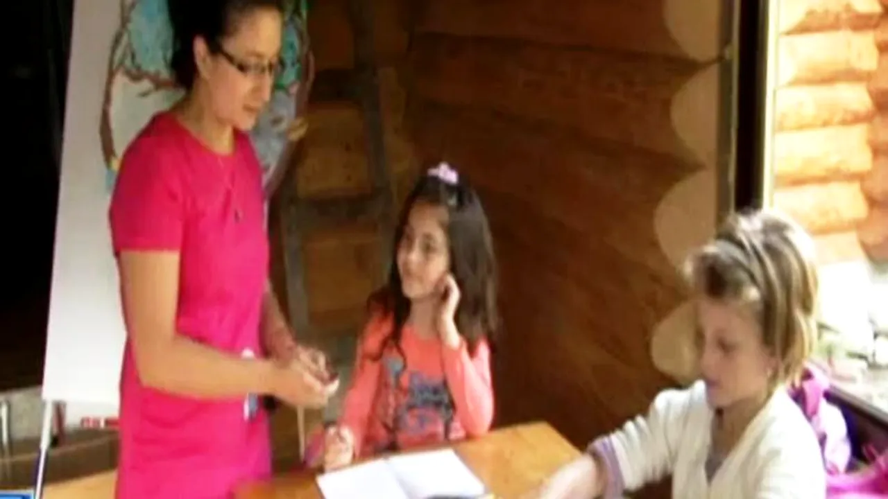 O învățătoare din Suceava și-a transformat sufrageria în sală de clasă: „Dimineața e școală, după-amiaza e casă