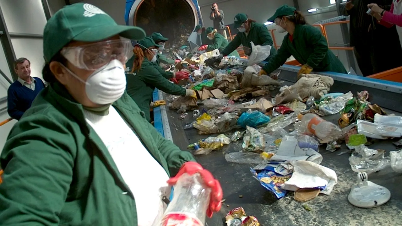 Povestea arădenilor care-și câștigă pâinea zilnică din bidoane de plastic. Gabi, 35 de ani: 