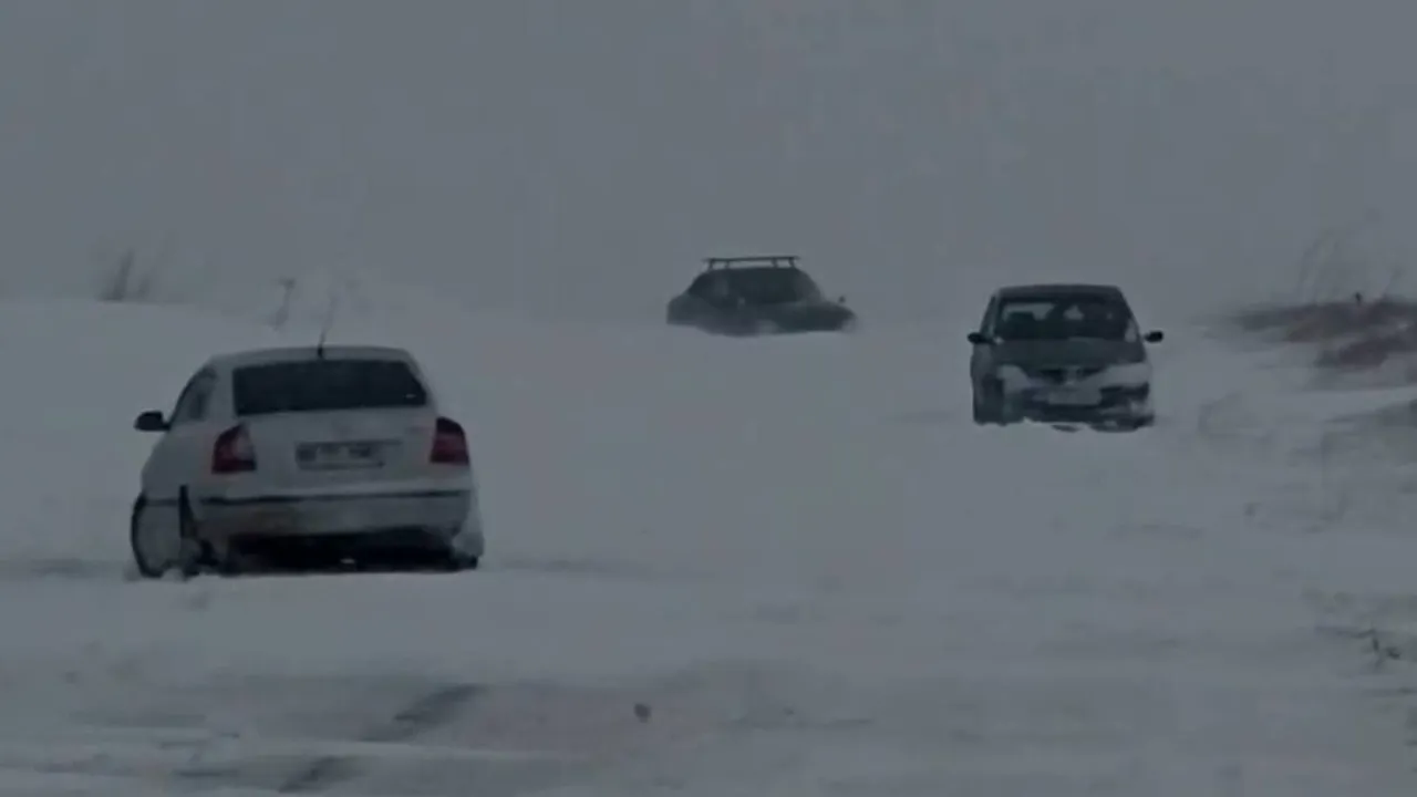 Peste 100 de persoane blocate în mașini pe drumuri, din cauza zăpezii. Autoritățile intervin de urgență