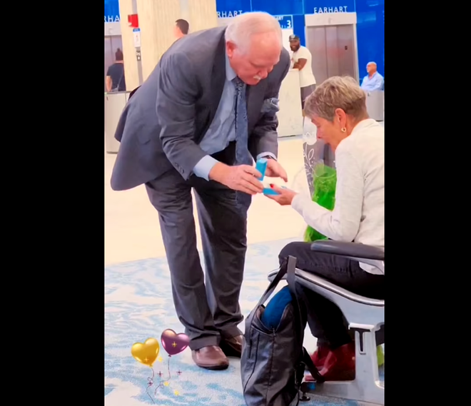 După 60 de ani, un bărbat şi-a cerut în căsătorie iubita din liceu, pe aeroport / Sursa foto: captură video TikTok