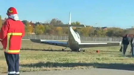 Incident aviatic pe Aeroportul Băneasa. Un avion școală aproape că s-a PRĂBUȘIT la aterizare. Roata din față s-a rupt și avionul a ieșit de pe pistă