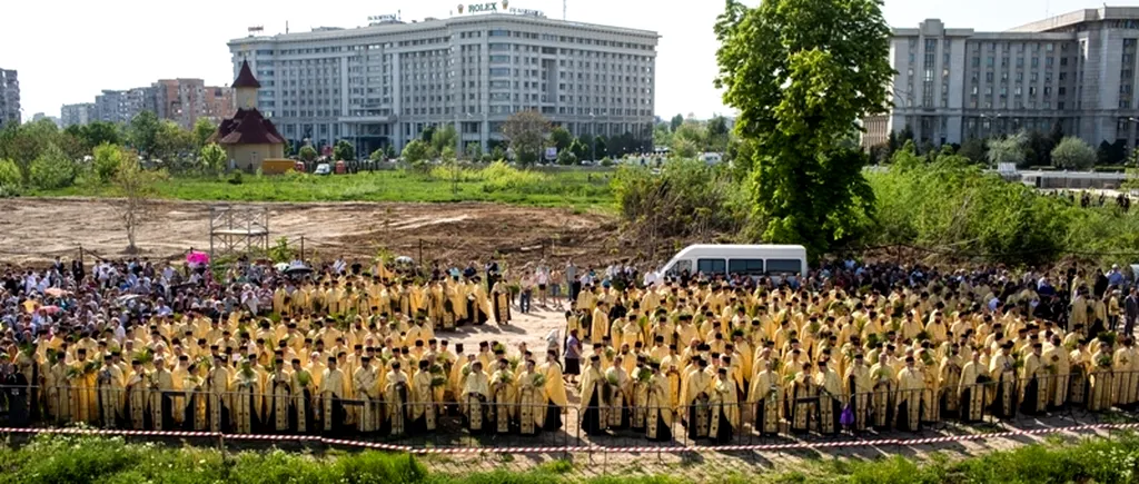 Mii de credincioși, la pelerinajul de Florii, ce a pornit de la temelia Catedralei Mântuirii. GALERIE FOTO