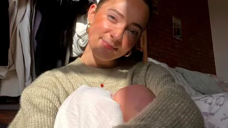 Studenta din imagine a postat acest selfie, dar un detaliu CONTROVERSAT i-a scăpat. Până și iubitul ei a înlemnit!