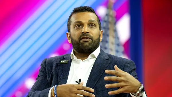 Șeful FBI dă în judecată publicația The Atlantic pentru defăimare și cere daune de 250 milioane $. Jurnaliștii: „Susținem fiecare cuvânt din articol”