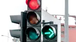 Ce reguli trebuie să respecți când semaforul este verde intermitent la dreapta. Situații în care poți rămâne fără permis