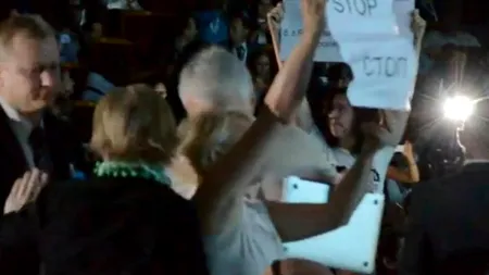 Cum au protestat împotriva CENZURII jurnaliștii ucraineni prezenți la o conferință de presă a președintelui Ianukovici. VIDEO