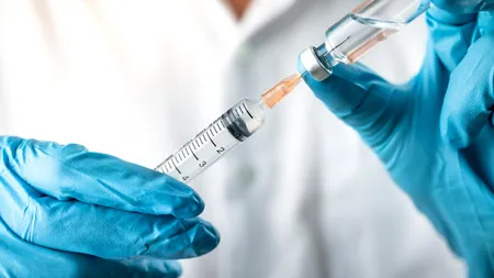 Tulpina Omicron se răspândește la nivel mondial. EMA: Putem aproba în 3-4 luni un vaccin contra noii tulpini