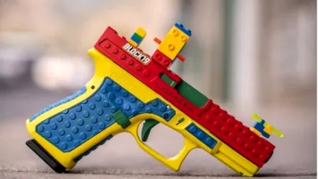 O companie din Statele Unite a produs un pistol real care seamănă cu o jucărie LEGO. Invenţia a adus un val de critici