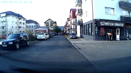 Imagini revoltătoare: Paznic de supermarket surprins în timp ce căuta în gunoi după măști pentru a le refolosi