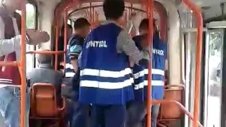 Un tânăr a fost agresat de controlori într-un tramvai din București. Ce au făcut când au văzut că sunt filmați. VIDEO