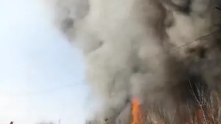 ALERTĂ EXTREMĂ: Bucureșteni, NU IEȘIȚI DIN CASĂ! Incendiu la un depozit Remat din Ilfov. FUMUL se îndreaptă spre Capitală
