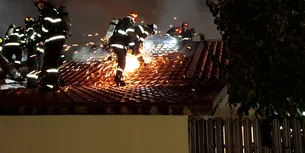 VIDEO UPDATE | Intervenție de amploare la un incendiu la patru locuințe din Sectorul 5. În poduri sunt depozitate materiale combustibile