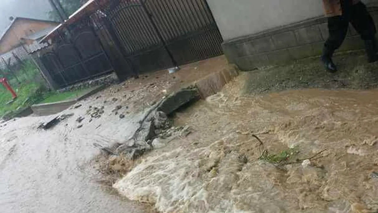 O viitură a făcut ravagii într-o comună din Vâlcea