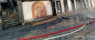 FOTO-VIDEO. Incendiu violent la o mănăstire din Prahova. Zeci de pompieri au intervenit. Focul a ajuns la casa parohială
