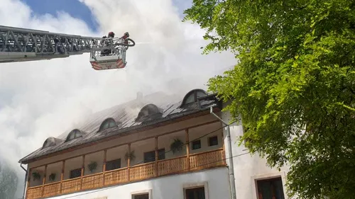 Incendiu puternic la acoperișul Mănăstirii Râmeț din județul Alba