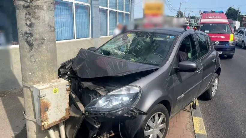 O femeie din Suceava s-a urcat cu mașina pe trotuar, lovind patru persoane, dintre care doi copii