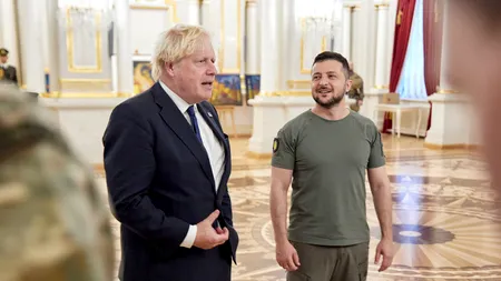 Fostul premier britanic Boris Johnson și un fost șef CIA au scăpat la limită de o dronă rusească. Cei doi se aflau într-un tren dintr-o gara atacată în Ucraina