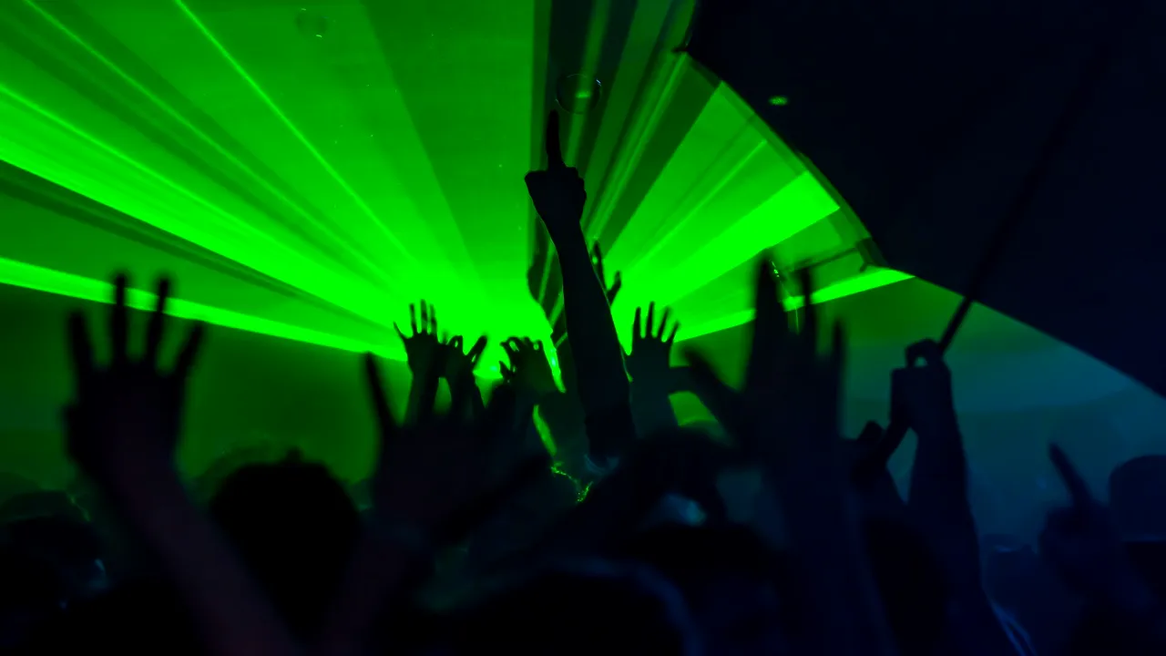 „Festivalul drogurilor” la un concert de muzică techno din Mamaia. Un tânăr a făcut „baie de mulțime” în „costumul lui Adam”