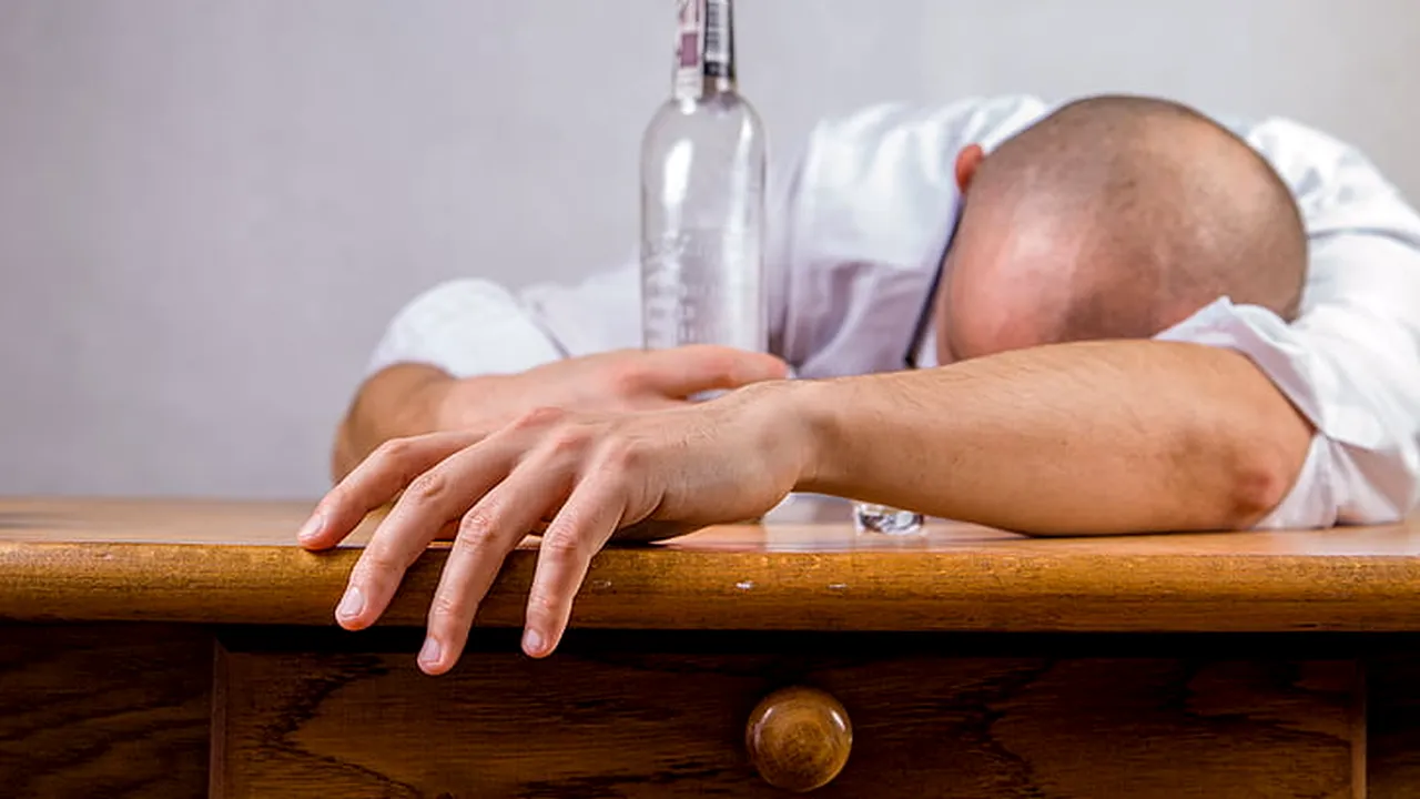 Un hoț s-a îmbătat și a adormit printre rafturile magazinului pe care l-a spart!