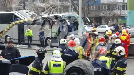 BREAKING NEWS! Accident grav la intrarea în pasajul Unirii din București! Un autocar în care se aflau 47 de turiști greci a intrat într-un limitator de înălțime / Arafat: O persoană a murit. Alta este în stare critică (FOTO-VIDEO)