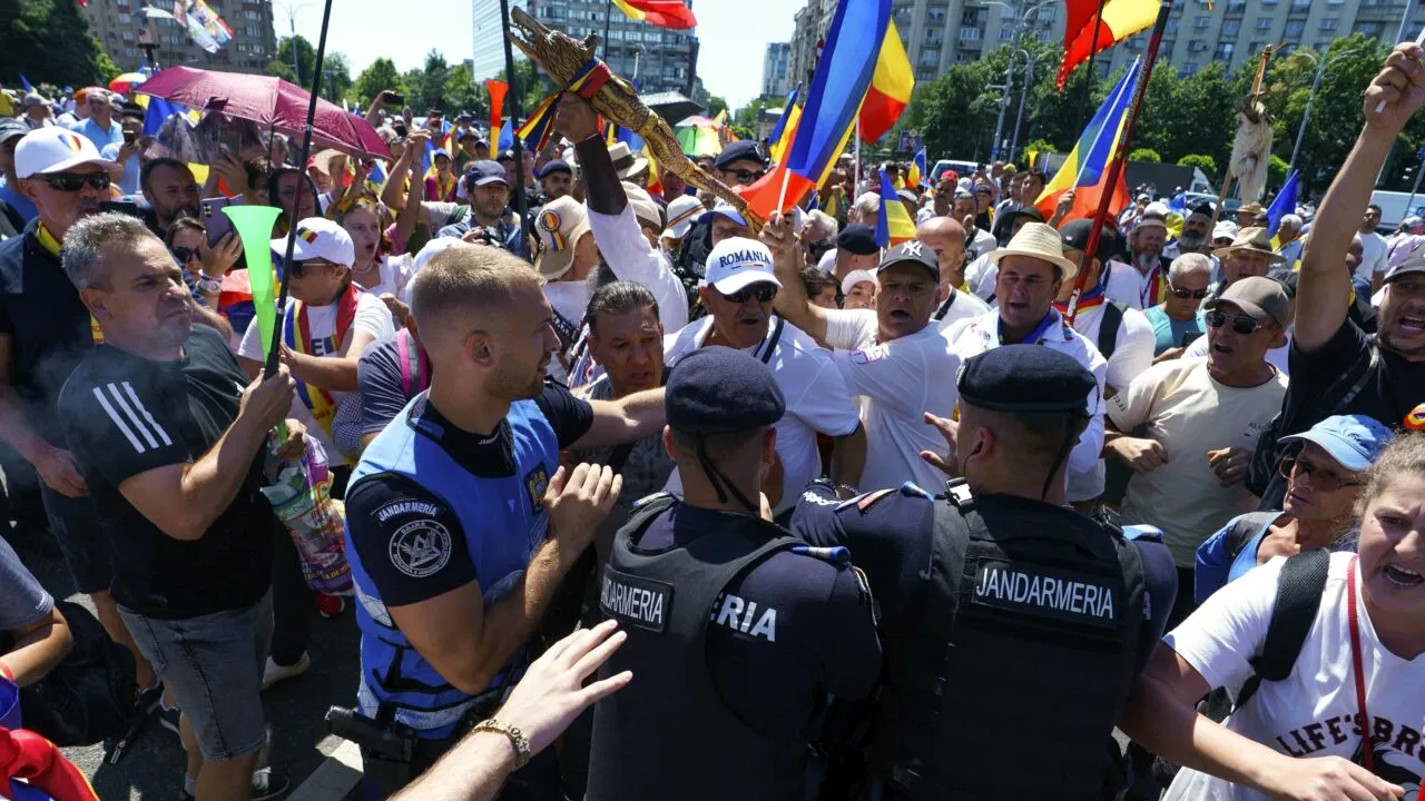 Patru jandarmi au fost agresați fizic la PROTESTUL pentru Călin Georgescu, în Piața Victoriei. Carosabilul pe Bulevardul Kiseleff, blocat