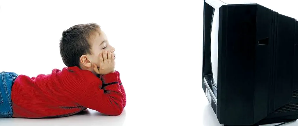 STUDIU. De ce se îngrașă copiii care petrec mai mult de două ore în fața televizorului