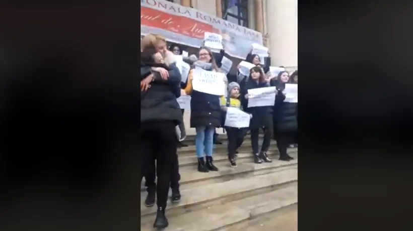 VIDEO Protest la Opera din Iași, după ce dirijoarea Corului Junior a fost concediată 