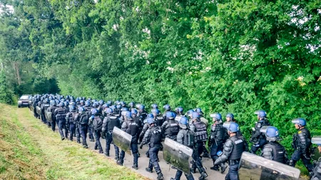 Măcel la o petrecere în Bretania, Franța. Sute de oameni s-au bătut cu polițiștii care au venit să întrerupă distracția (VIDEO)