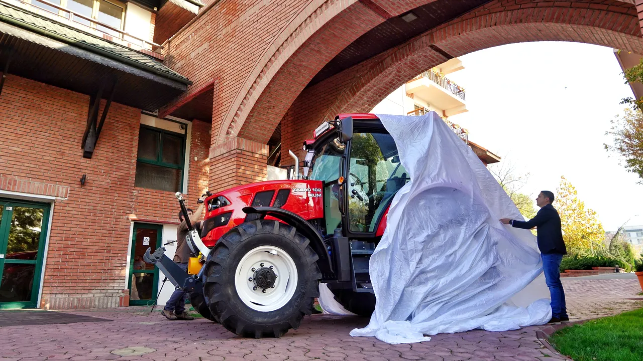 A fost lansat PRIMUL TRACTOR 100% românesc, după 15 ani. Care va fi PREȚUL de pornire