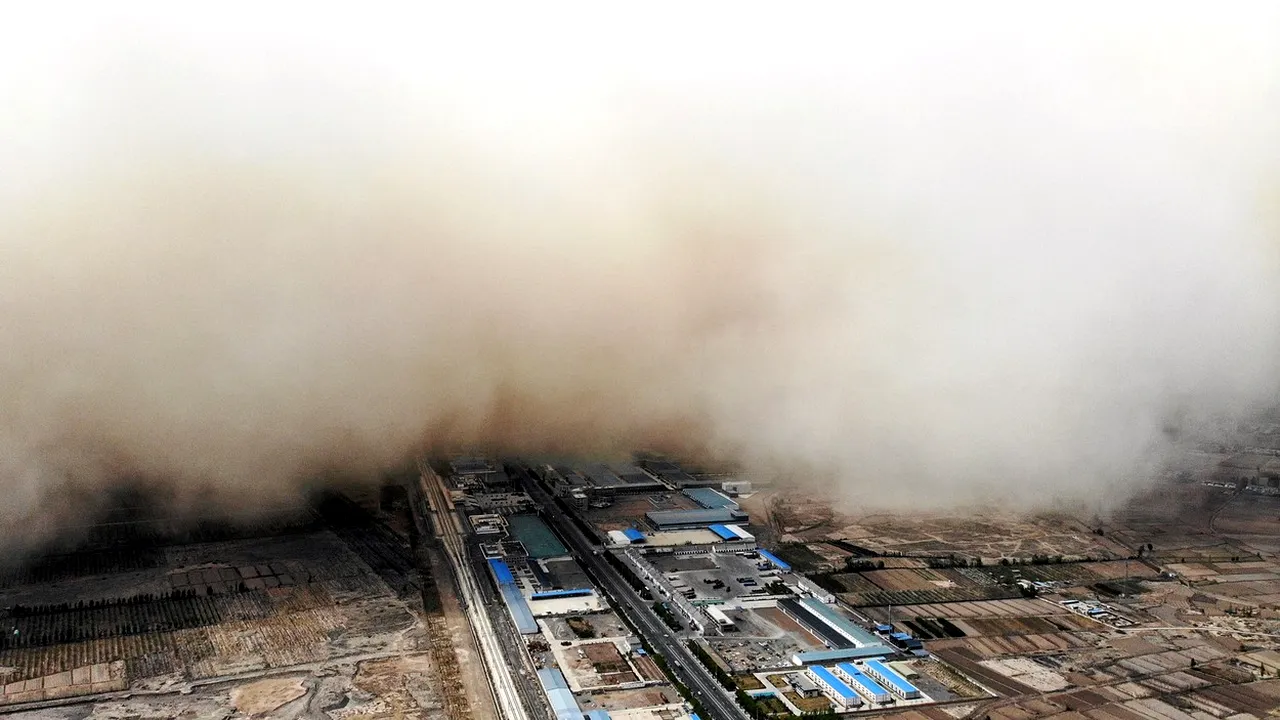 Un oraș din China a fost înghițit de o furtună de nisip. Care este explicația fenomenului care se întâmplă în fiecare an