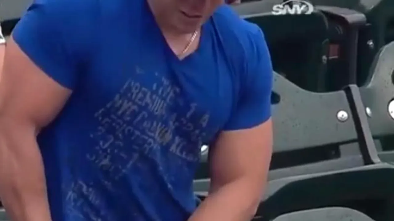 De râsul internauților. Lupta unui musculos cu o sticlă de apă. VIDEO