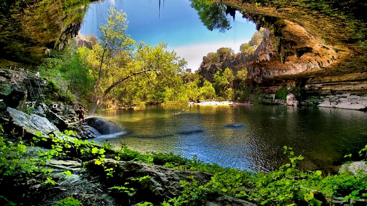 GALERIE FOTO: Peisaj desprins din basme - Piscina Hamilton din Texas