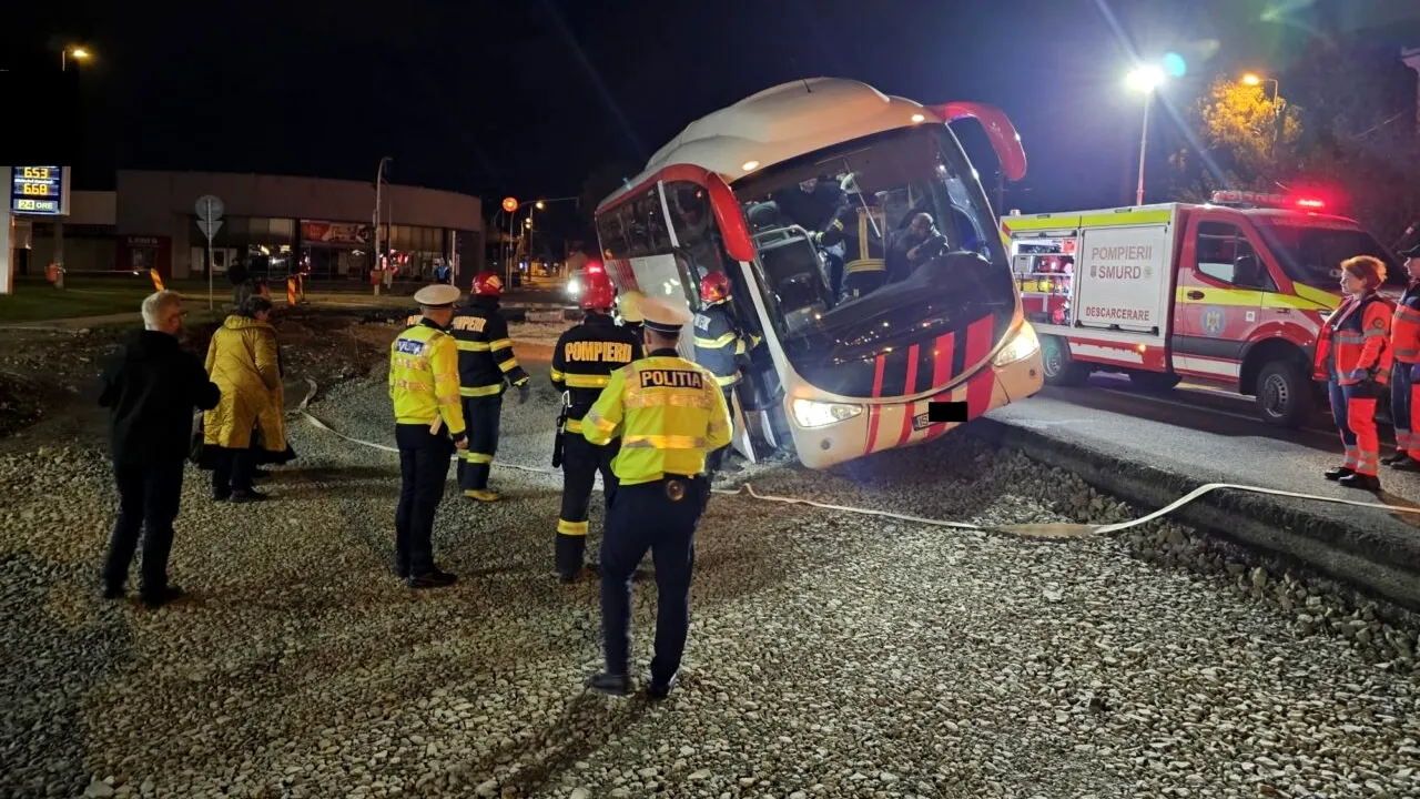 Un autocar cu 55 de pasageri la bord a DERAPAT, în zona gării din Alba-Iulia. Pompierii au acționat de urgență la locul accidentului
