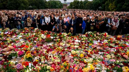 Imagini emoționante din Norvegia. Mii de oameni s-au adunat pe străzile din Oslo pentru a-și lua rămas-bun de la regele Harald