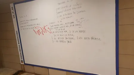 Mesaje ciudate pe panourile publicitare de la metrou din Piața Unirii: 