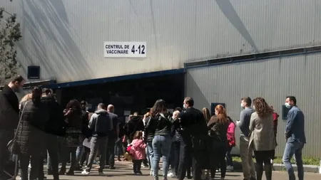 FOTO – Zeci de persoane așteaptă la coadă, fără a respecta distanțarea fizică, în curtea celui mai mare centru de vaccinare din București