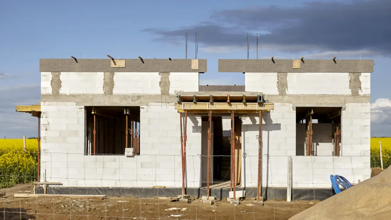 Cât costă o CASĂ la gri, de 100 de metri pătrați, în 2025. Prețurile nu mai sunt aceleași ca anul trecut