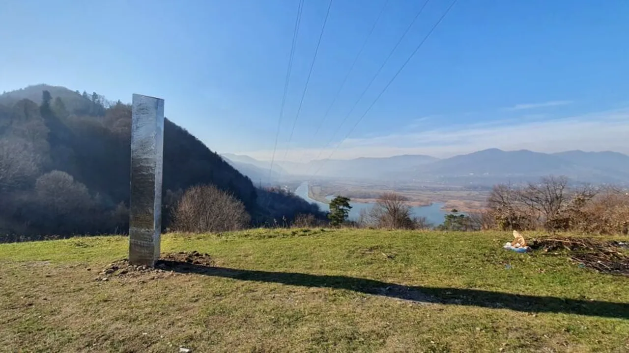 Raport uimitor al polițiștilor care au cercetat apariția stranie a unui monolit metalic lângă cetatea dacică Petrodava. „Este o glumă grotescă”