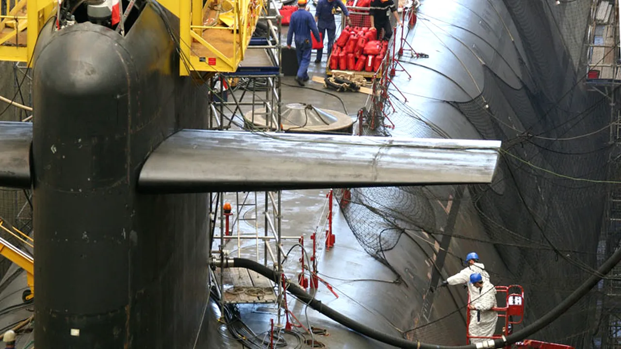Un submarin nuclear britanic a lovit un aisberg, în timp ce urmărea nave militare ruse