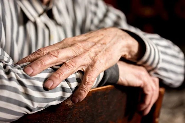 Doi bătrâni din Vaslui, adormiți cu somnifere și jefuiți chiar de nepoata lor